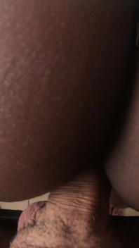Sexy afrikanisches zimmermädchen von weißem typen mit großem schwanz gefickt
