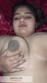 Tesuda indiana menina com peitos naturais maciços solo prazer vídeo