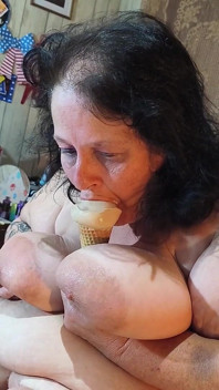 Ice Cream Freak Cone v kundičce, ona se bude plížit