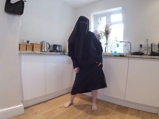 Horny vixen: Khiêu vũ trong Burqa với Niqab và không có gì...