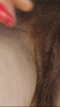 Tante sange ini lagi asik masturbasi memek beceknya sambil fingering memek beceknya sambil ngomong jorok