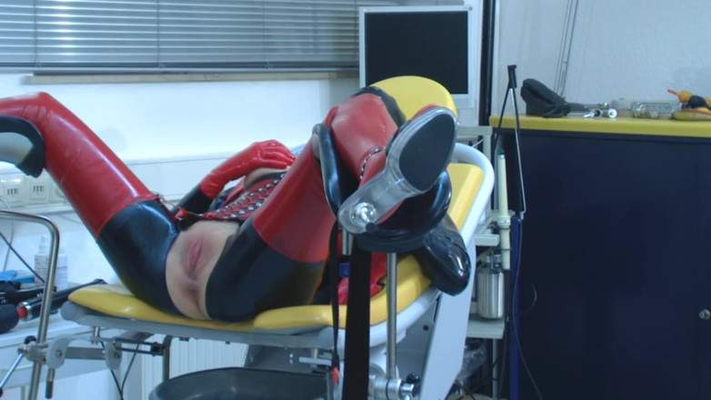 Rubber & Clinic Studio - 1ATOYS: Lésbicas seringueiras brincando no gynchair