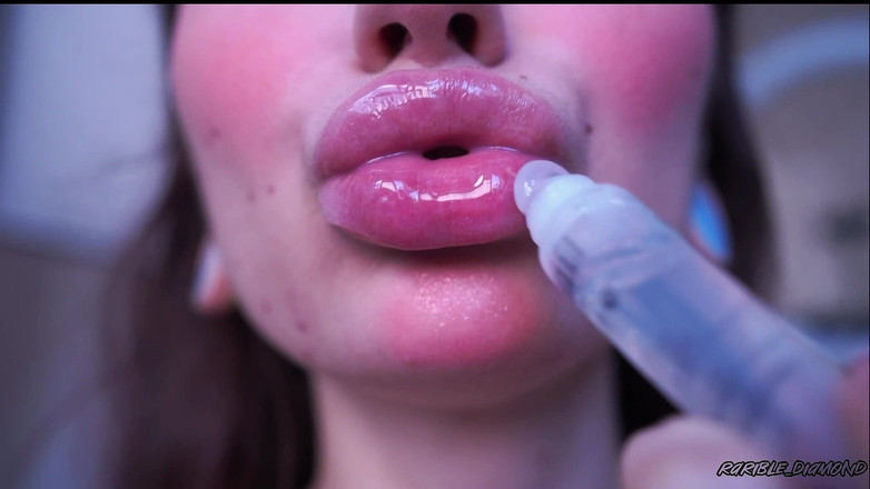 Rarible Diamond: 湿粘稠的 lipgloss 接吻