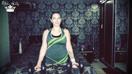 Goddess Misha Goldy: 50 de ridicări de greutăți se repetă pentru provocarea bicepsului și...