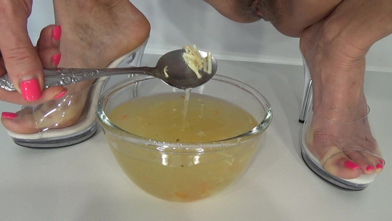 AnnaBUST: Tante Anya Pinkelt in Deine Suppe