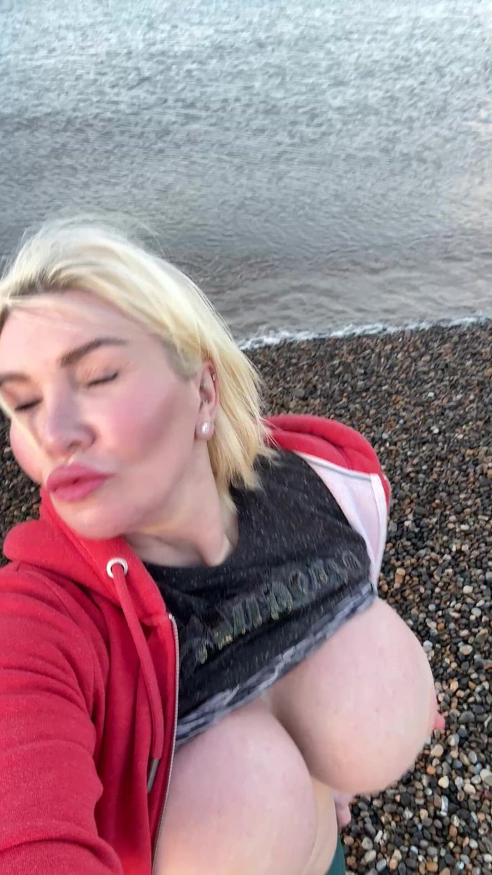 Sophie James: Video bugilku lagi asik fingering di pantai sejauh 25 mil!!