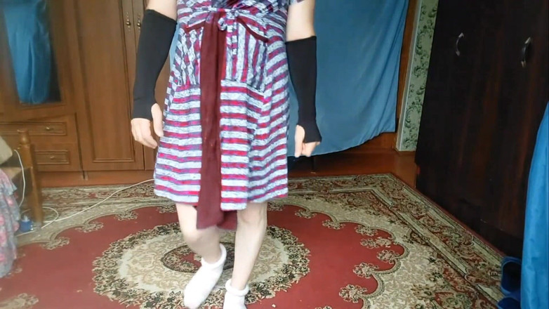 Kitty_Cross: Hermanastra engañando en su habitación privada con minifalda roja con...