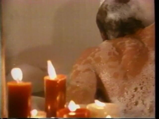 Old Good Porn: Dik memeli seksi esmer kız çıplak soyunmayı ve büyük bir kaya...