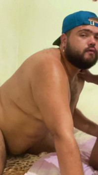 Homem gordo peludo de quatro, babando no pau grosso do jovem urso, implorando para engasgar com ele