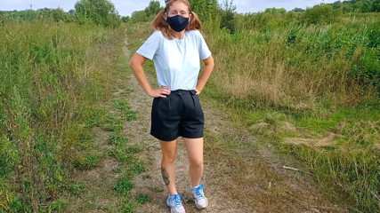 Juli Smith Meow: Bezedná dívka s copánky chodí po venkovské silnici