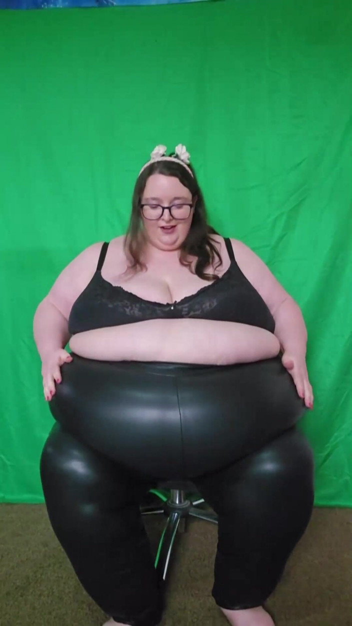 SSBBWLadyBrads: SSBBW 여신 쪼이는 가죽 바지 맞춤