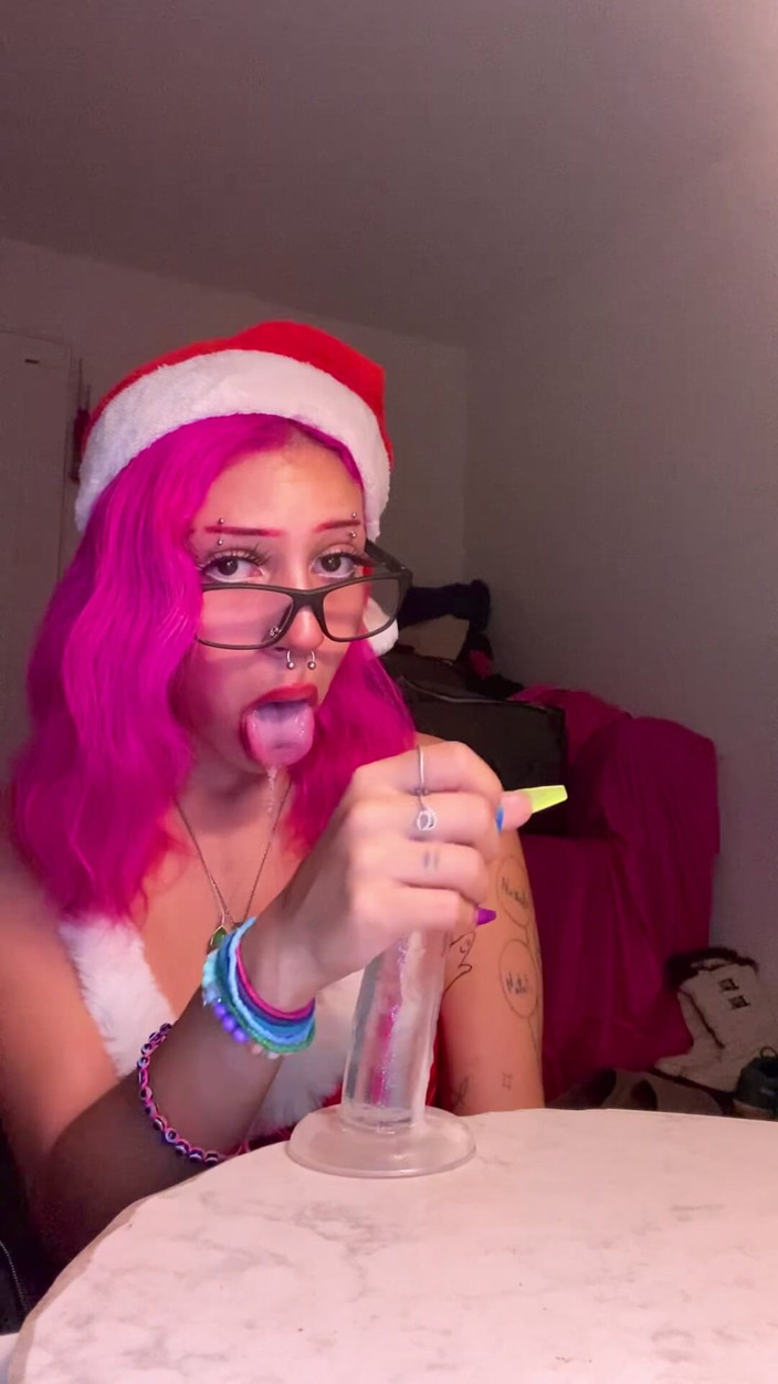 Nali Marie: Freche frau claus lutscht einen dildo, der größer als den...