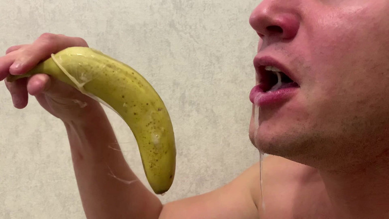 Throateman: Un entraînement de la gorge très sale avec une banane...