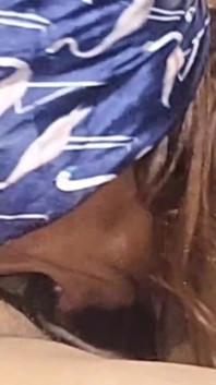 De rijpe vrouw, de vrouw van mijn stiefbroer, weet hoe ze al het sperma van de penis moet zuigen totdat het zachter wordt. Ze gebruikt alleen haar diep