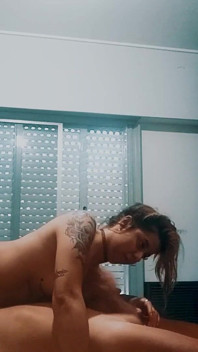Beau-père et belle-fille derrière les caméras. C’est comme ça qu’on fait une vraie vidéo porno.