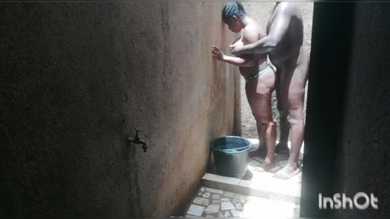 Pornsexlive: Liebe im geheimen in der afrikanischen dusche