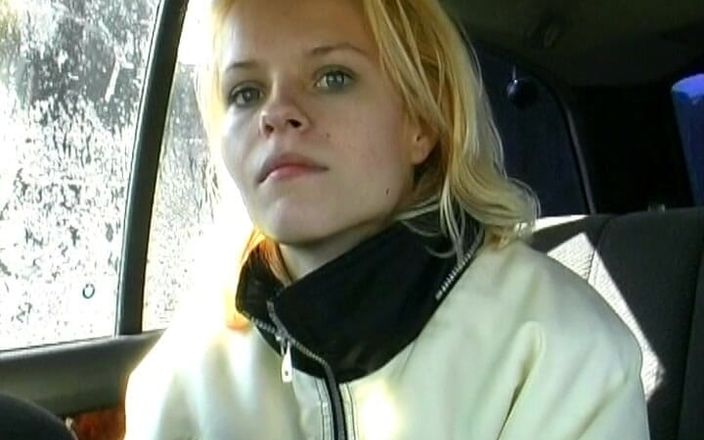 Deutsche Damen: Blond tonåring från Tyskland som fyller ett ljus i hennes...
