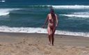 AmateurOzzyCouple: Żona MILF idzie nago na plaży