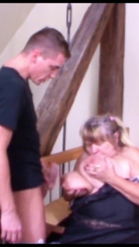 Abuela gorda con grandes tetas es secretamente follada por nieto