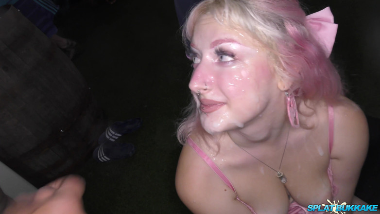 Gangbang team: 英国のベビードールはディープスロートの準備ができています