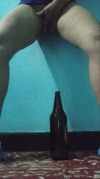 Lobicam: Me masturbo bien con los dedos y una botella saca...