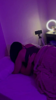 Roomies Que No Podían Descansar Acaban Frotándose Bajo Las Sábanas Y Se Convierte En Un Silencioso Juego De Placer