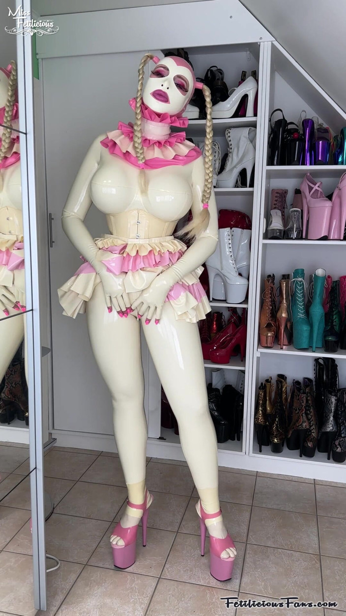 Miss_Fetilicious: Miss Fetilicious in Latex Barbie Doll Outfit
