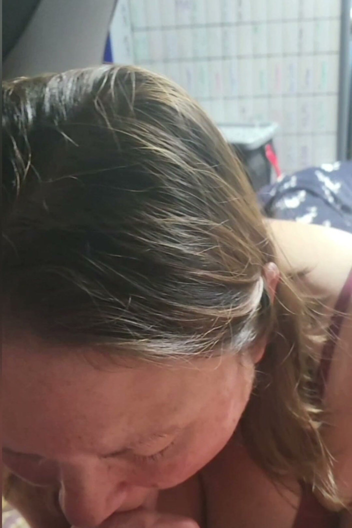 Biglefty10: 超级性感的吮吸鸡巴女王女神手指他的菊花骑乘他的鸡巴吮吸他的鸡巴，她的精液到处都是，让他射精