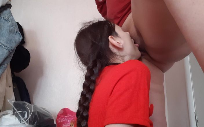 Lesbian-illusion: Profesoara mea m-a sedus și m-a făcut să-i iau pizda în gura...