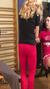 Sexy mladá děvka, která miluje tvrdé ptáky, je ošukána dvěma nadrženými muži