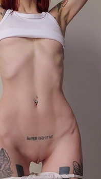 Usikan seksi: dewi kurus pancut dalam putih
