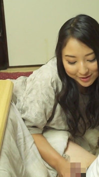 À l’intérieur du Kotatsu ! Je joue avec la chatte de ma belle-mère jusqu’à ce qu’elle soit trempée et excitée ! -8