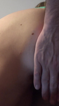 Anal närbild knullar med våta fingrar