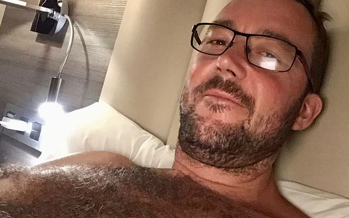 Mozzbear: 爸爸好好地操我，我给他口交直到他高潮。