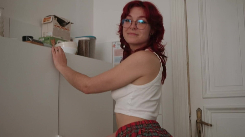 Cedric and Sofi: Une étudiante ringarde invite un ami pour mesurer sa bite