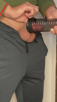 継母は大きなペニスを母乳で育て、ペニスポンプを使って彼のペニスを巨大にします。