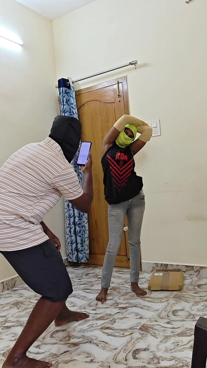 Thesana: Dwoje przyjaciół spotyka się na sesji zdjęciowej na Insta