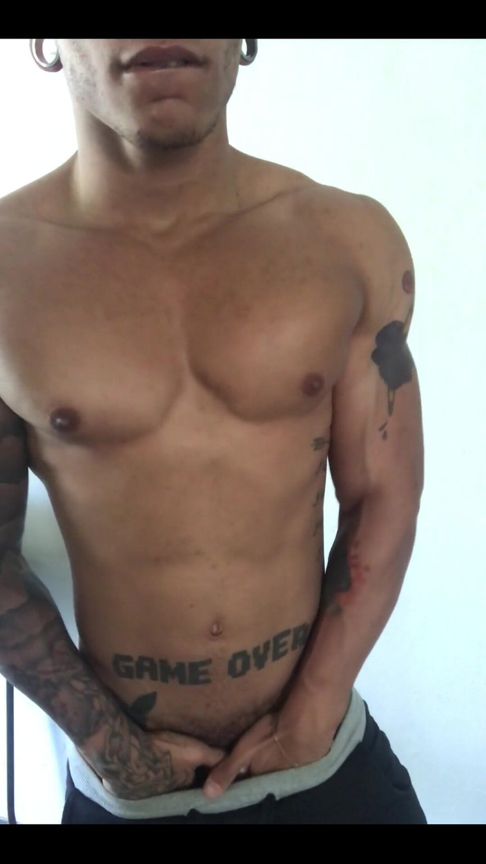 Exxtevao: Gay sur les muscles