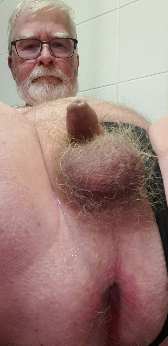 Redhairy4u: Писает и кончает на крошечный хуй