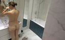 Milfs and Teens: Videocamera amatoriale cattura un adolescente bagnato davanti alla doccia