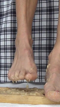 Kaki saya yang indah bermain dengan puding