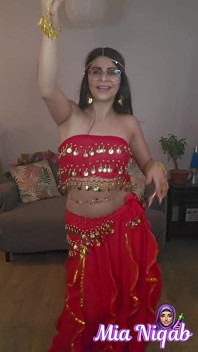 93. Dança árabe do ventre enquanto tira Mia Niqab