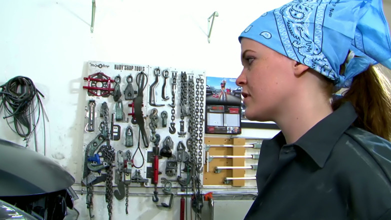 Lesbian Love Movies: Lizanie dupy w garażu samochodowym - blondynka mechanik pochyla rudą nad...