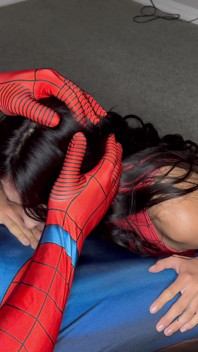 Homem-aranha Fode Menina-aranha Com força E Atira Sua Web Por Todo O Rosto