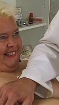 Milf bionda matura prende il grosso dildo del dottore in profondità