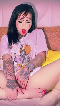 Tatuaggio Con Una Ragazza Gotica Con Pompini E Provocazione Con Triple Face