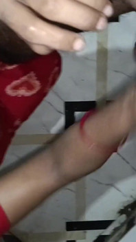Bhabhi Ji는 의붓아빠의 페니를 흔들어 사정