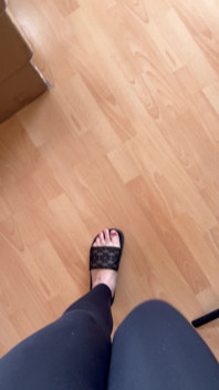 Voeten in teenslippers en lopen op teenslippers