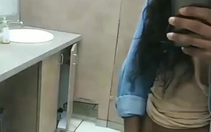 AJ180: どこでも彼女のペニスを披露するのが大好き