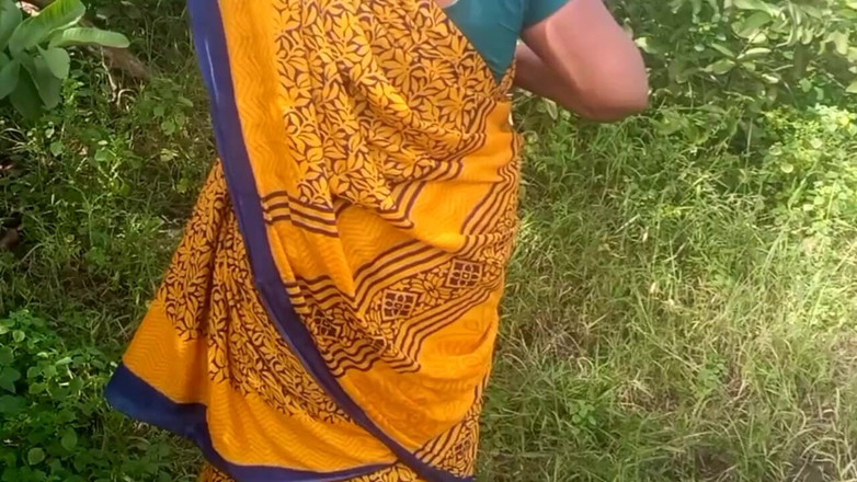 Priyanka314: 德西朋友的妻子在番石榴种植园抱着和挤压乳房